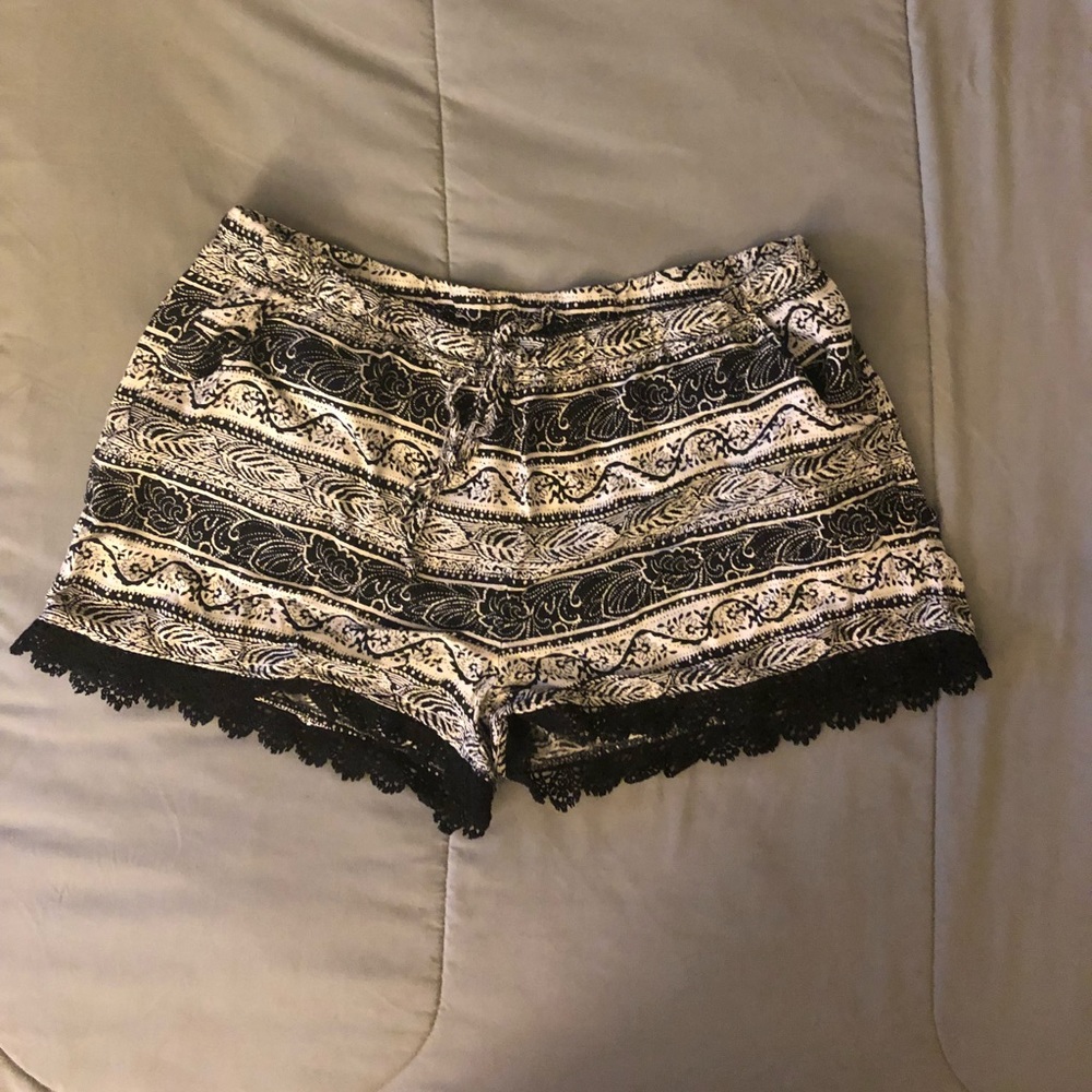 XL Ruffle Shorts W/ 2 POCKETS! Lace trim so cute!